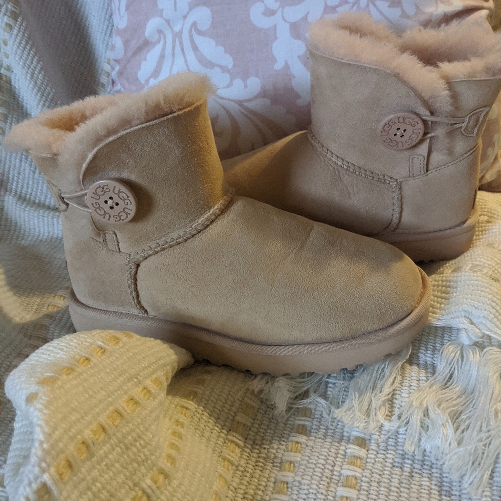Amber light UGGs